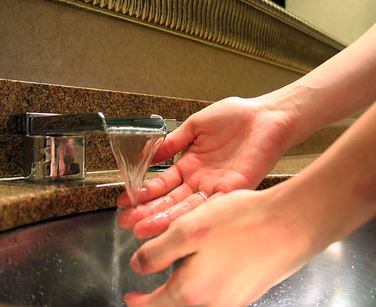 Makreel-schoonmaken handen
